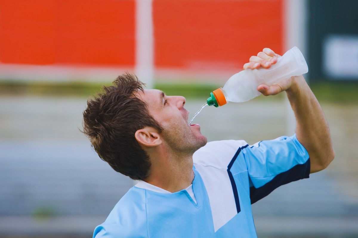 Ragazzo che si reidrata dopo l'allenamento
