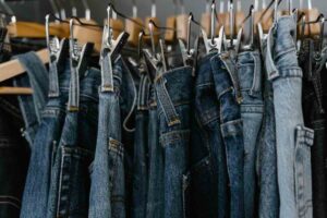 jeans appesi