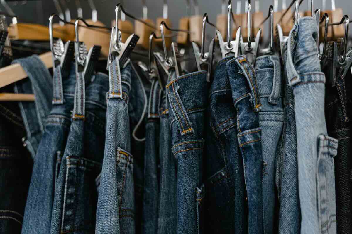 jeans appesi