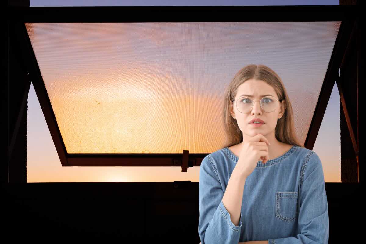 finestra aperta, donna preoccupata