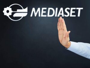 simbolo mediaset e stop con ina mano