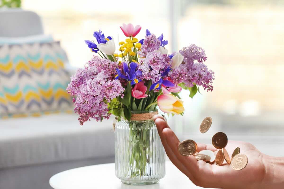 vaso di fiori e monete